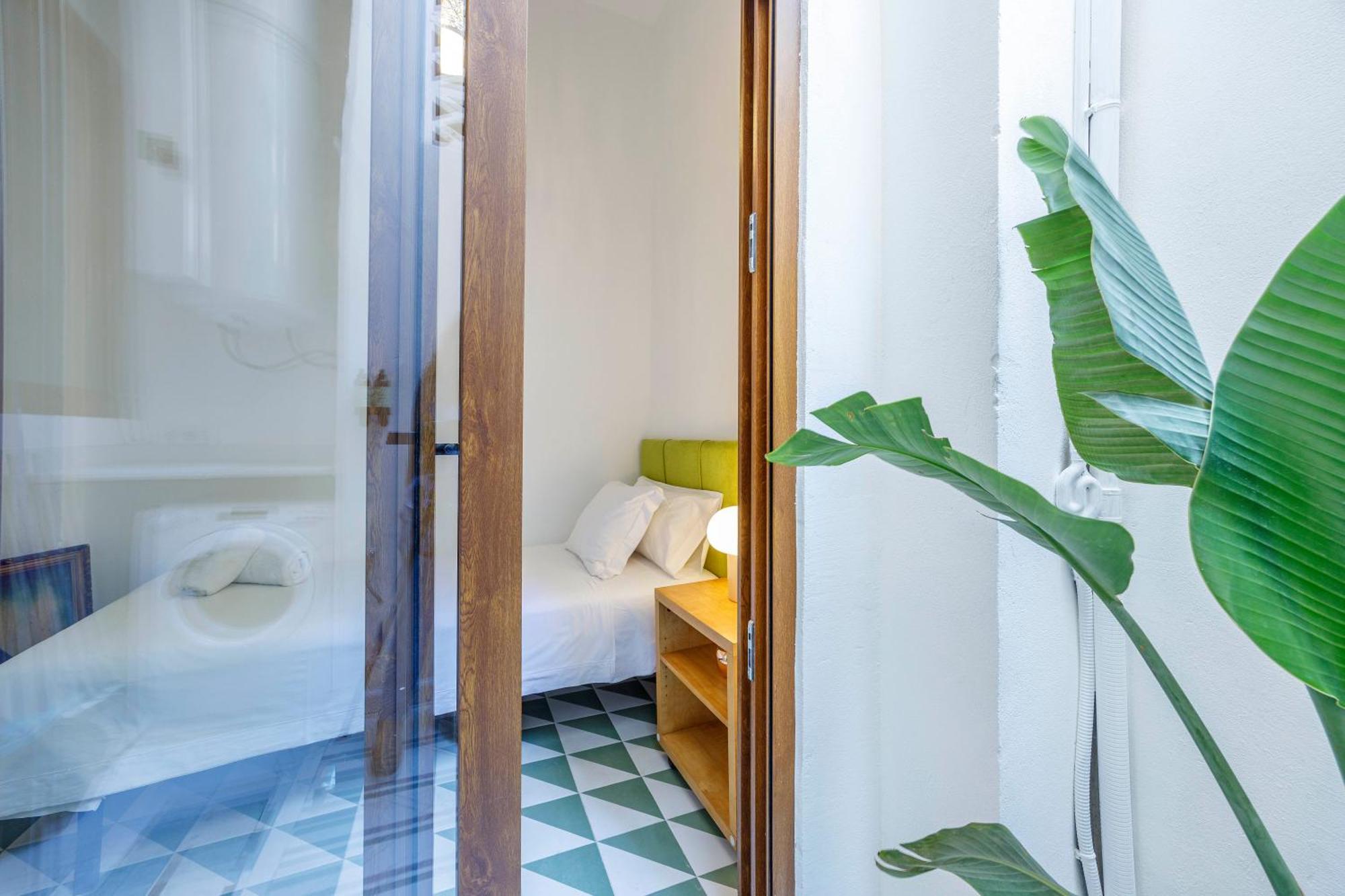 Artisan Haven: El Cabanyal Oasis