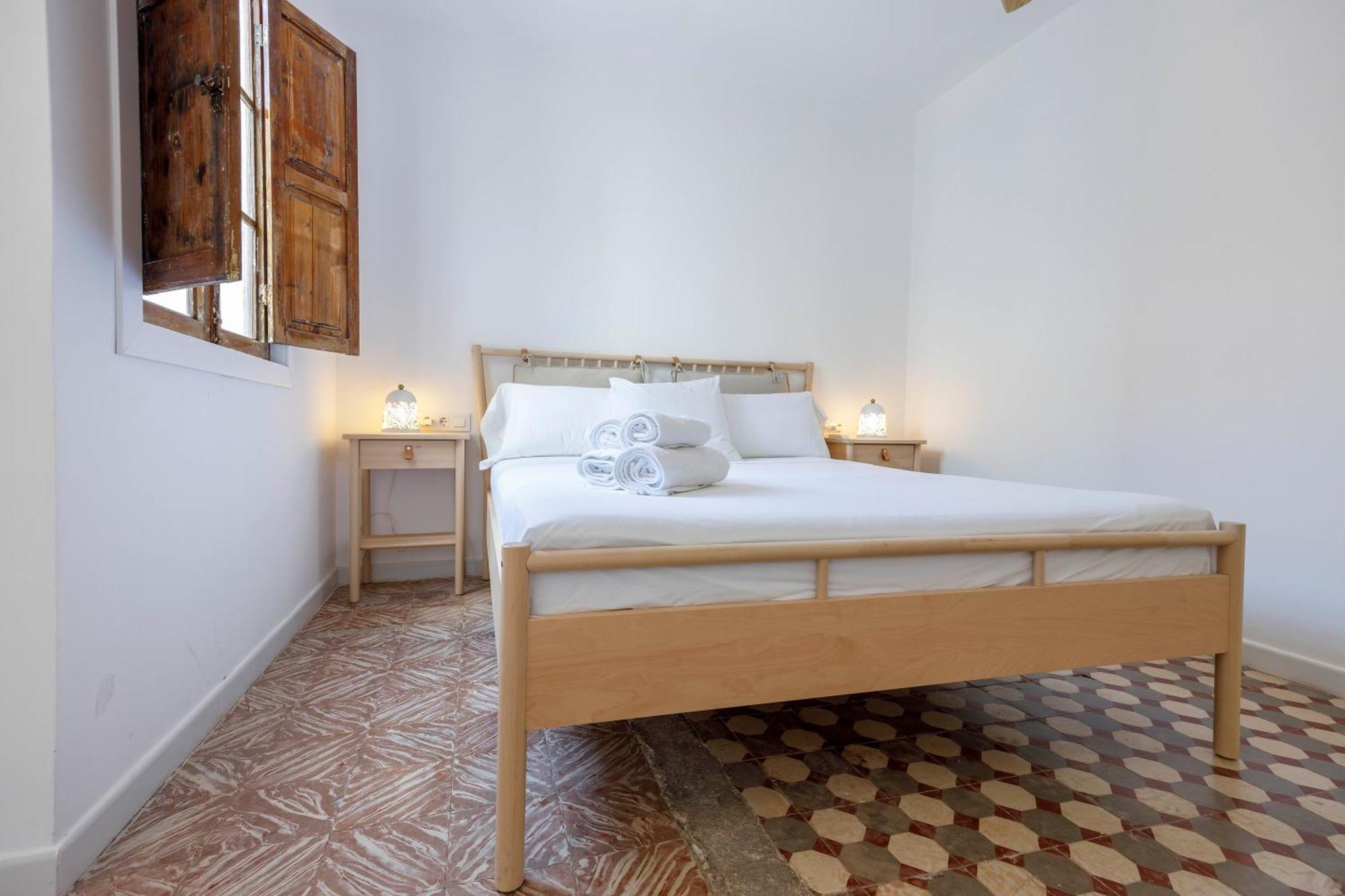Artisan Haven: El Cabanyal Oasis