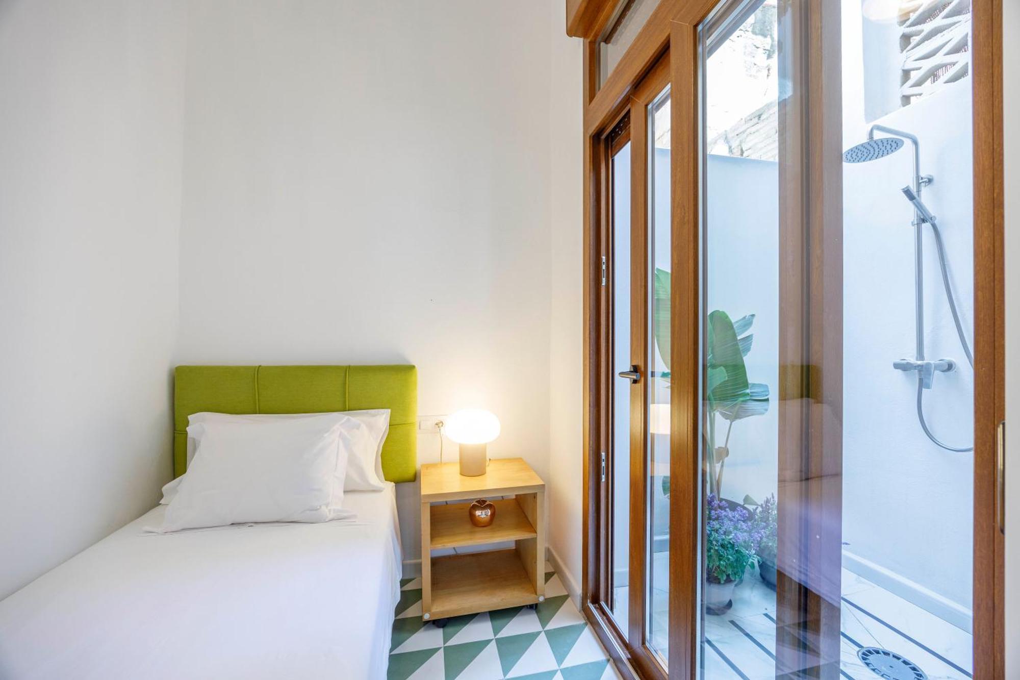 Artisan Haven: El Cabanyal Oasis *
