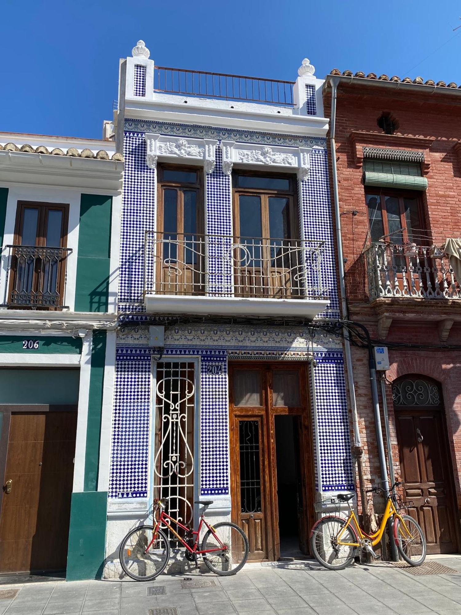 Artisan Haven: El Cabanyal Oasis Valencia