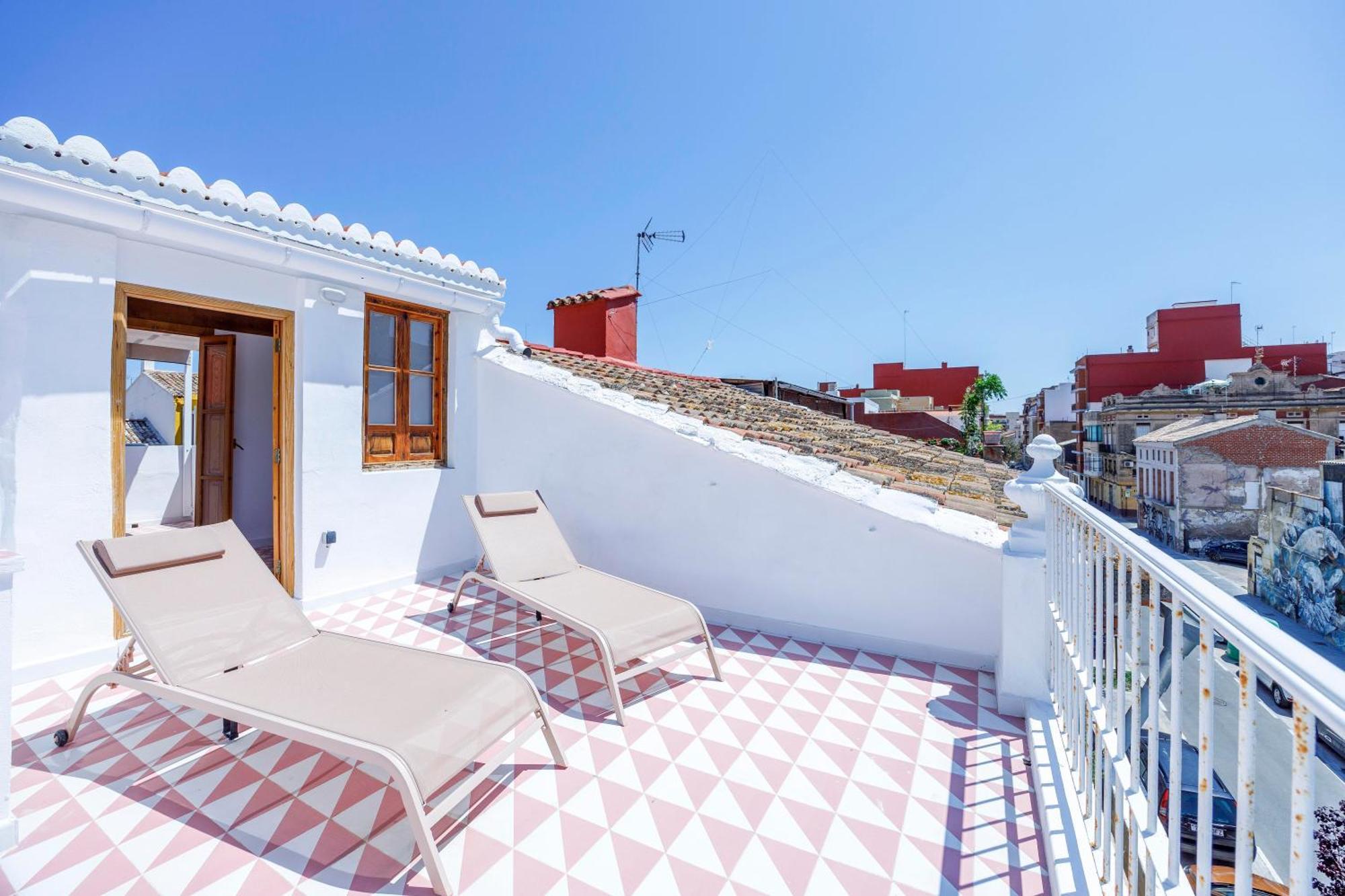 Artisan Haven: El Cabanyal Oasis Valencia